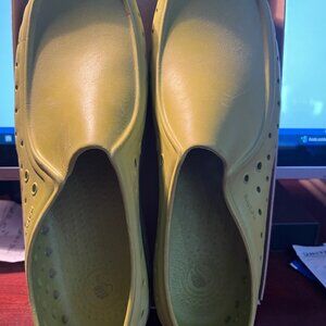 Native men's 8.5 boat shoes